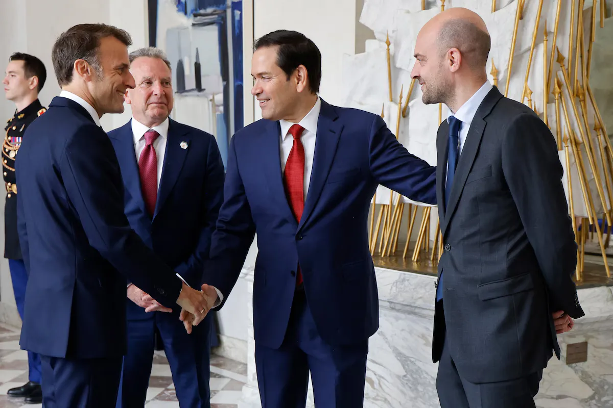 Президент Франції Еммануель Макрон (ліворуч) вітає держсекретаря Марко Рубіо, спеціального посланника США Стіва Віткоффа (2-й ліворуч) і міністра закордонних справ Франції Жан-Ноеля Барро на зустрічі в Єлисейському палаці в Парижі в четвер